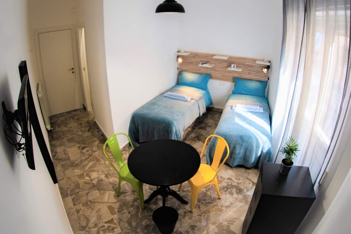 Camera con letto matrimoniale o 2 letti singoli, vista città | Con stile personalizzato, con arredamento individuale, una scrivania
