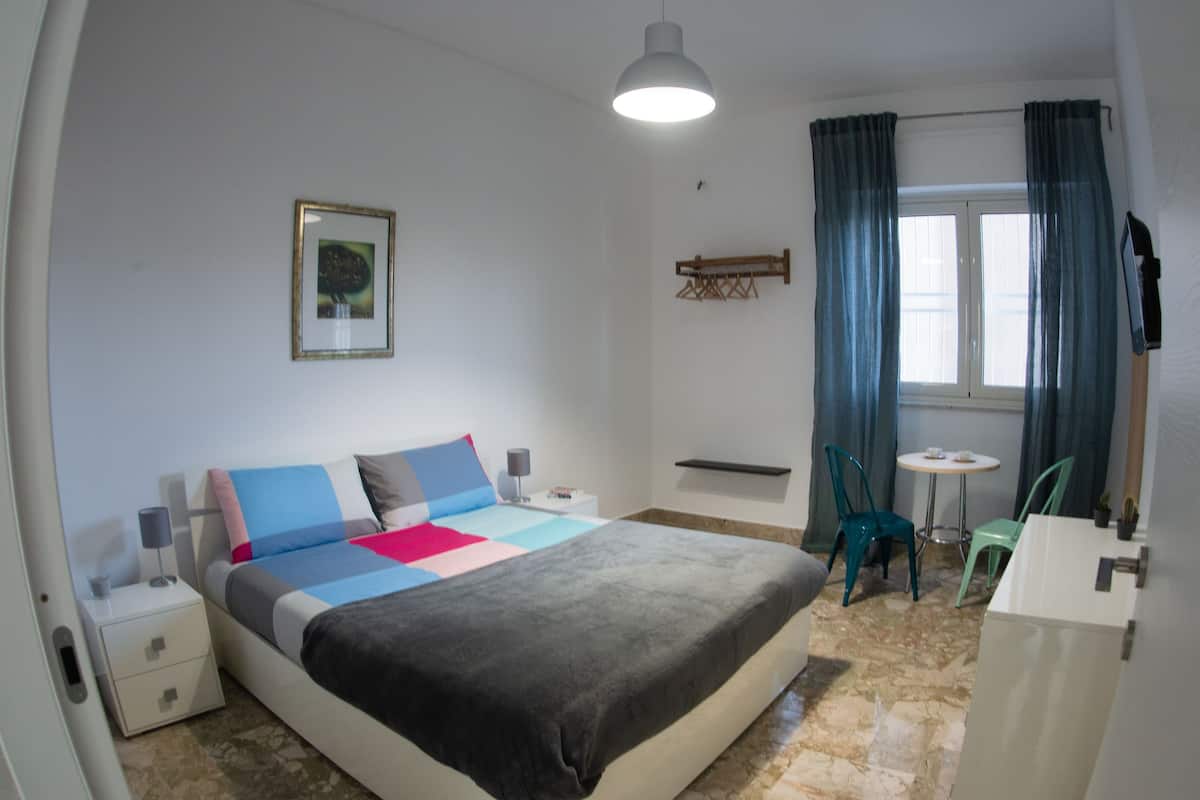 Camera doppia, vista cortile | Con stile personalizzato, con arredamento individuale, una scrivania