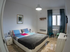 Tek Büyük Yataklı Oda, Avlu Manzaralı | Ayrı ayrı dekore edilmiş, ayrı ayrı döşenmiş, masa