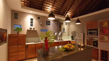 Villa Deluxe, varias camas | Cocina privada | Refrigerador, horno, parrilla de estufa y tetera eléctrica