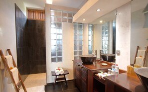 Biệt thự Deluxe, nhiều giường | Phòng tắm | Buồng tắm vòi sen, vòi sen phun mưa, đồ dùng nhà tắm miễn phí 