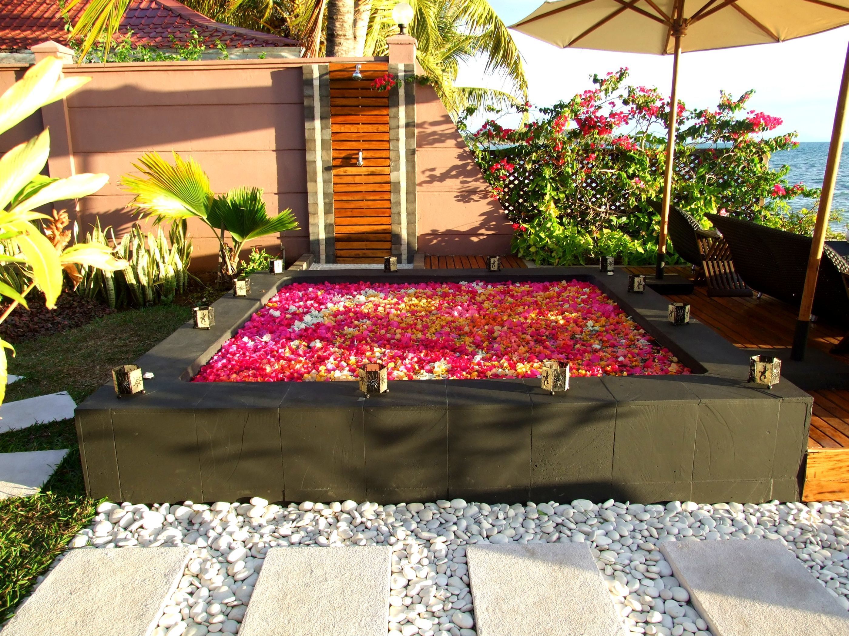 Outdoor spa tub