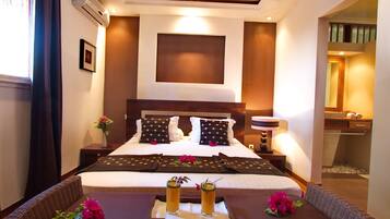 Villa Deluxe, varias camas | 3 habitaciones y caja de seguridad en la habitación