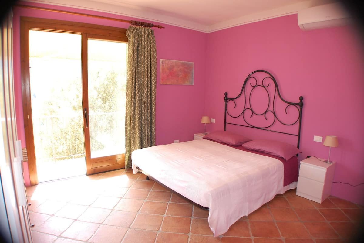 Free cots/infant beds, rollaway beds, free WiFi