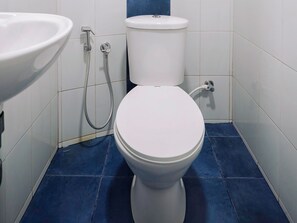 Doppel- oder Zweibettzimmer | Badezimmer | Kostenlose Toilettenartikel, Handtücher