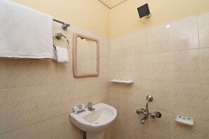 Double or Twin Room | Bathroom | Free toiletries, towels