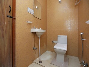 Standard-Doppelzimmer | Badezimmer | Kostenlose Toilettenartikel, Handtücher