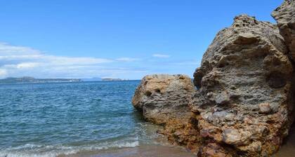 Apartment in front of the beach - Two double rooms . - Pool-Parquing- A/C