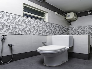 Phòng đôi hoặc 2 giường đơn | Phòng tắm | Đồ dùng nhà tắm miễn phí, khăn tắm