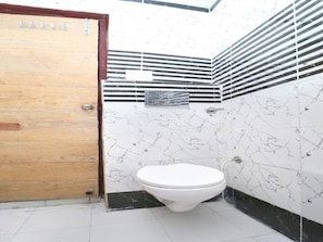 Habitación doble Deluxe | Baño | Amenidades de baño gratuitas y toallas