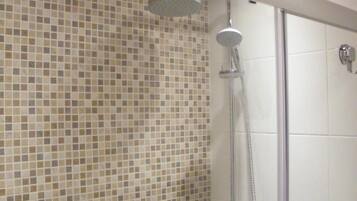 Douche, articles de toilette gratuits, sĂšche-cheveux