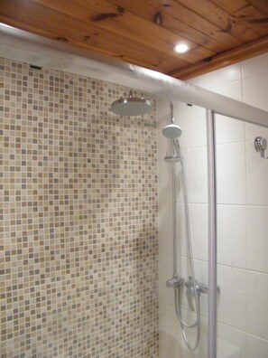 Douche, articles de toilette gratuits, sèche-cheveux