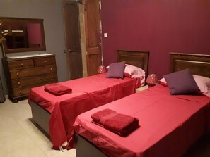 Individually decorated, individually furnished, blackout drapes - Nocturne Family House (Paola)