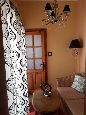 Lobby sitting area - Nocturne Family House (Paola)