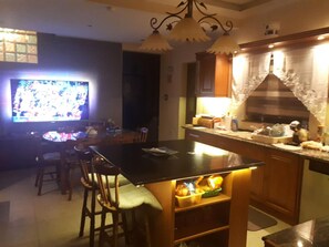 Bar (on property) - Nocturne Family House (Paola)