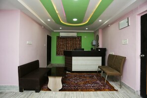 Reception - OYO 22566 Red Velvet Inn (Barasat)