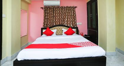 OYO 22566 Red Velvet Inn