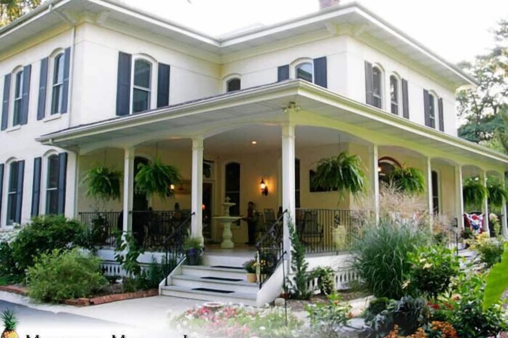 Monroe Manor Inn