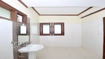 Double or Twin Room | Bathroom | Free toiletries, towels