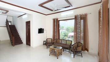 Double or Twin Room | Living area