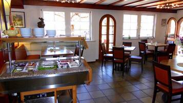 Desayuno completo gratuito y diario