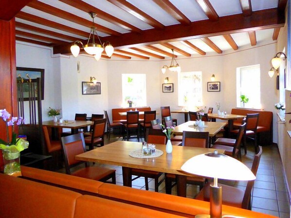 Free daily full breakfast - Hotel Haus Burg Metternich (Beilstein)