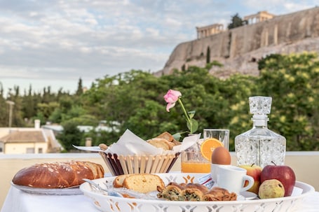 Desayuno con opciones de la cocina local incluido todos los días