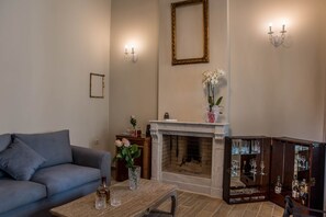 豪華套房, 1 間臥室, 浴缸, 行政樓層 | 起居區 | 32-吋智慧型電視、數位頻道、電視、Netflix