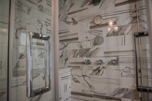 Suíte luxo, 1 quarto, banheira, no andar executivo | Banheiro | Produtos de toalete grátis, secador de cabelo, chinelos 