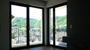 Leilighet – design, 1 soverom, balkong, elveutsikt | Oppholdsområde | Flatskjerm-TV