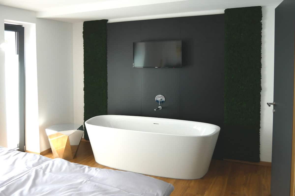 Apartamento de diseño, 1 habitación, balcón, vistas al río | Ropa de cama de alta calidad, cortinas opacas, wifi gratis