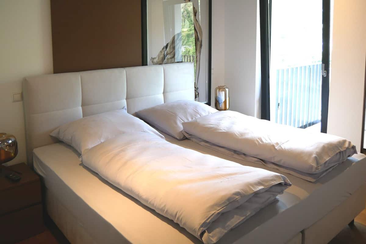Apartamento de diseño, 2 habitaciones, balcón, vistas al río | Ropa de cama de alta calidad, cortinas opacas, wifi gratis