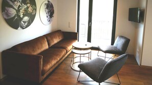 Appartamento Design, 2 camere da letto, balcone, vista fiume | Area soggiorno | TV a schermo piatto