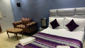 Desk, blackout drapes, iron/ironing board (on request), WiFi (free) - Dar Bennis (Rabat)