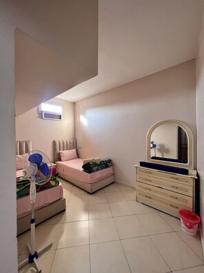 Zweibettzimmer, 2 Einzelbetten | Schreibtisch, Verdunkelungsvorhänge, Bügeleisen/Bügelbrett