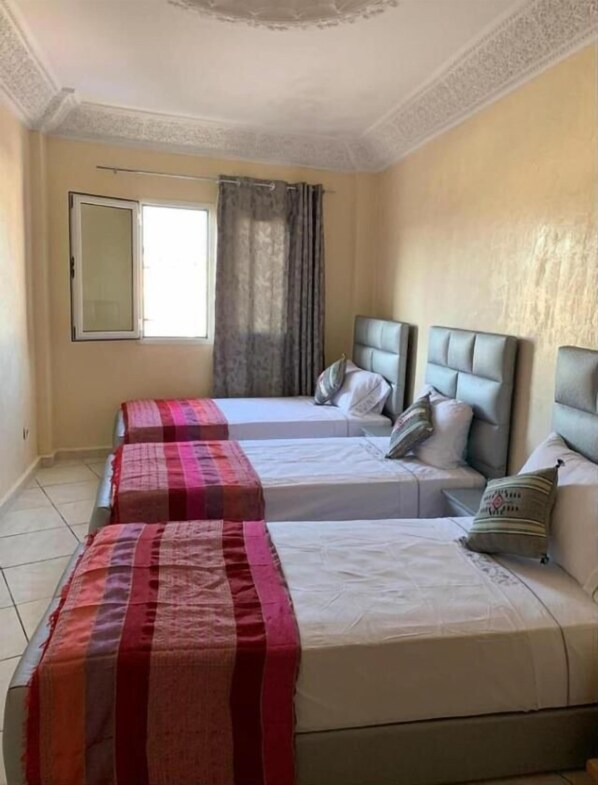 Työpöytä, pimennysverhot, silitysrauta/-lauta, ilmainen Wi-Fi