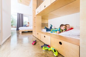 Family Room | Rollaway beds, free WiFi, wheelchair access - moveINN (Nordhorn)