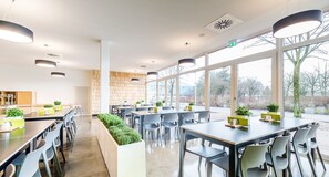 Free daily buffet breakfast - moveINN (Nordhorn)