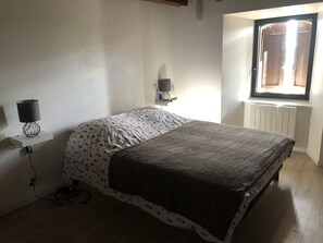 3 habitaciones, tabla de planchar con plancha, wifi y ropa de cama 