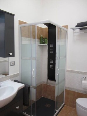 Dusche, Hydromassagedusche, Haartrockner, Bidet