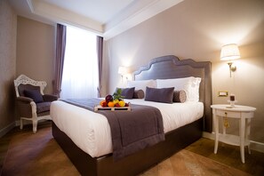 Suite junior, vista a la ciudad | Minibar, caja de seguridad en la habitación y escritorio 