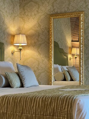 Superior driepersoonskamer, 1 kingsize bed met slaapbank, uitzicht op vallei | Een minibar, een kluis op de kamer, een bureau, een laptopwerkplek