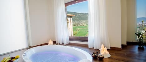 Suite presidencial, vista al valle | Tina de hidromasaje privada