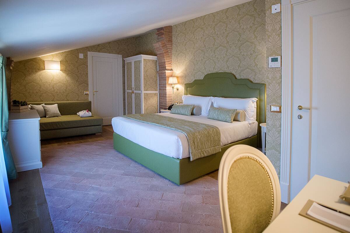 Chambre Triple Supérieure, 1 très grand lit et 1 canapé-lit, vue vallée