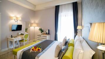 Executive-Suite, Talblick | Minibar, Zimmersafe, Schreibtisch, laptopgeeigneter Arbeitsplatz