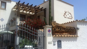 A building with a sign for "RAGIO CUSENZA" and a "No Parking" sign. - B&B Baglio Cusenza (San Vito Lo Capo)