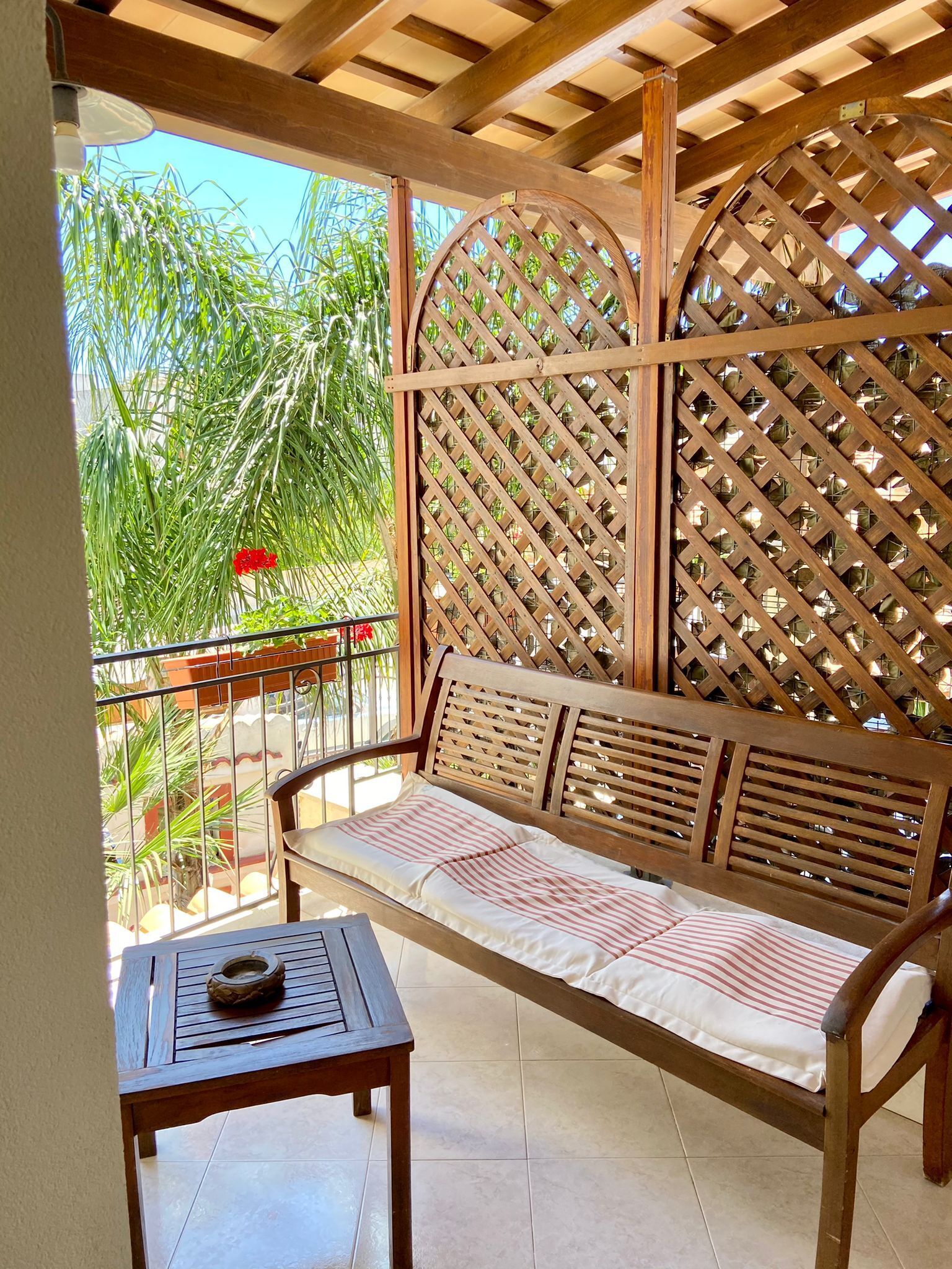 Comfort-værelse til 3 personer | Minibar, pengeskab på værelset, skrivebord