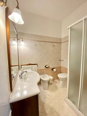 Douche, articles de toilette gratuits, sèche-cheveux, bidet