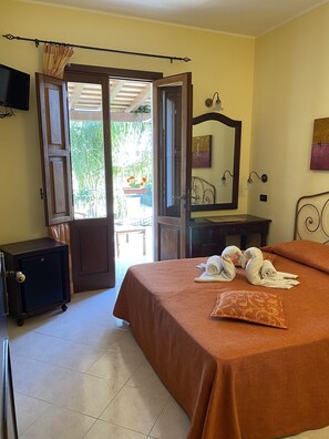 Doppelzimmer | Minibar, Zimmersafe, Schreibtisch, Babybetten