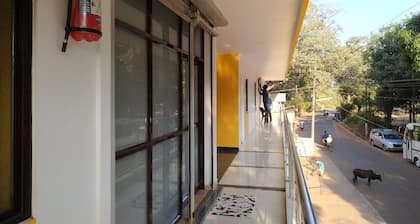 Iroomz Hotel Gananjaya - Hostel